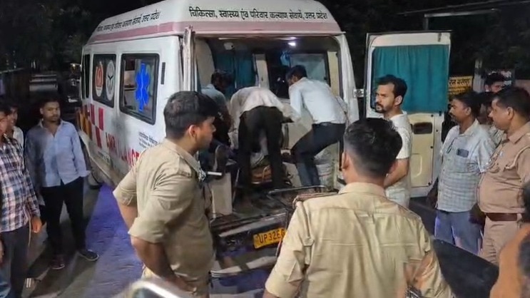 फिरोजाबाद में पेड़ गिरने से बड़ा हादसा (Photo- Screengrab)