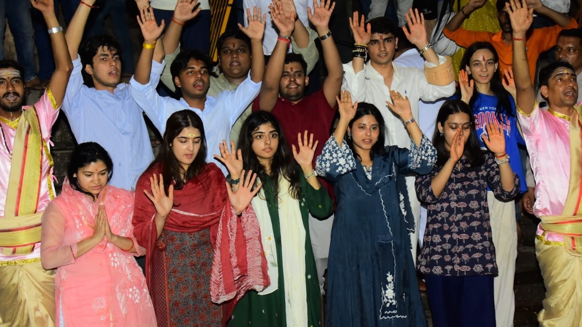 गंगा आरती में शामिल हुए सपा मुखिया के बच्चे (Photo- ITG)