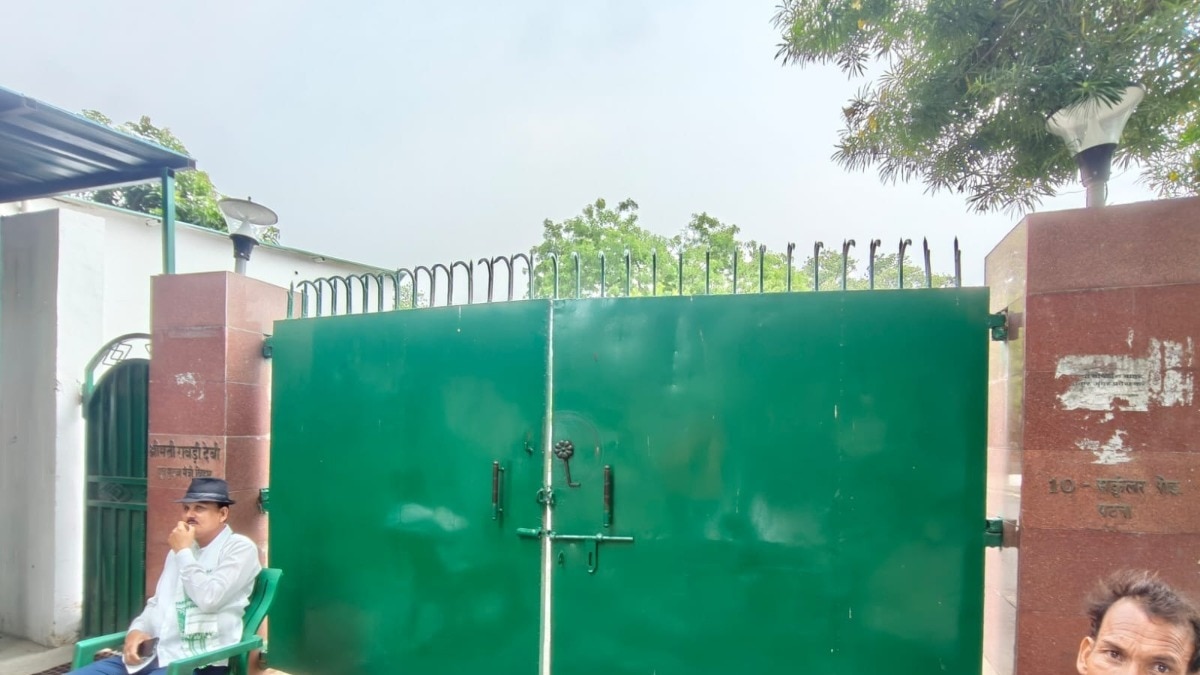 राबड़ी के आवास से हटाई गई लालटेन. (photo: ITG)