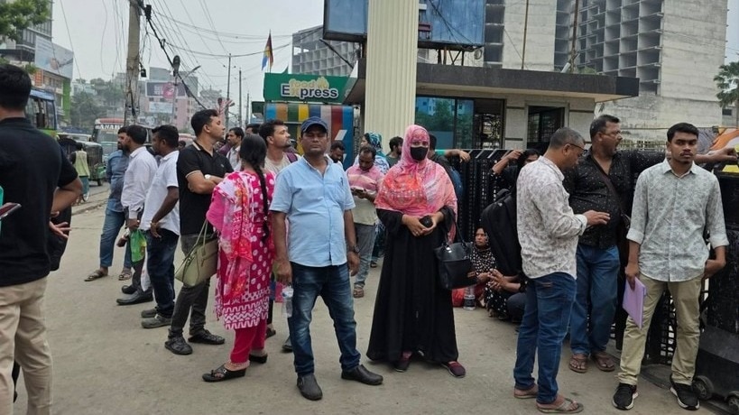 बांग्लादेश में वीजा सेंटर के बाहर लगी भीड़. (photo: Bangladeshi Media)
