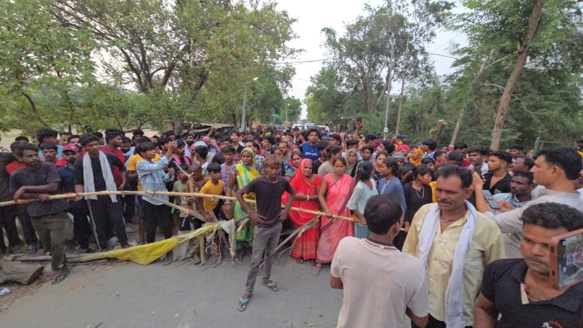 आक्रोशित भीड़ सड़कों पर उतरी, इंसाफ की मांग (Photo- ITG)