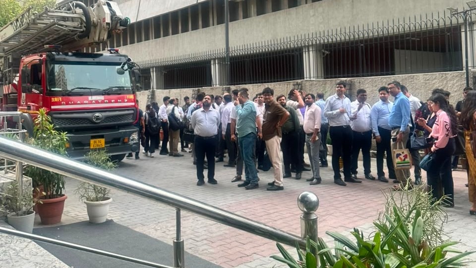 दिल्ली के परिक्रमा रेस्टोरेंट में मंगलवार दोपहर को आग लग गई 