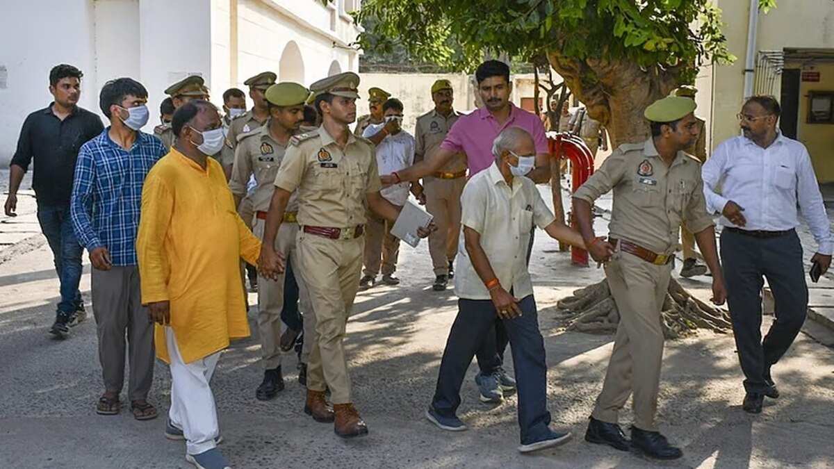 अयोध्या राम मंदिर चढ़ावा चोरी मामले के आरोपियों को अदालत में एस्कॉर्ट करते पुलिसकर्मी. (Photo: PTI)