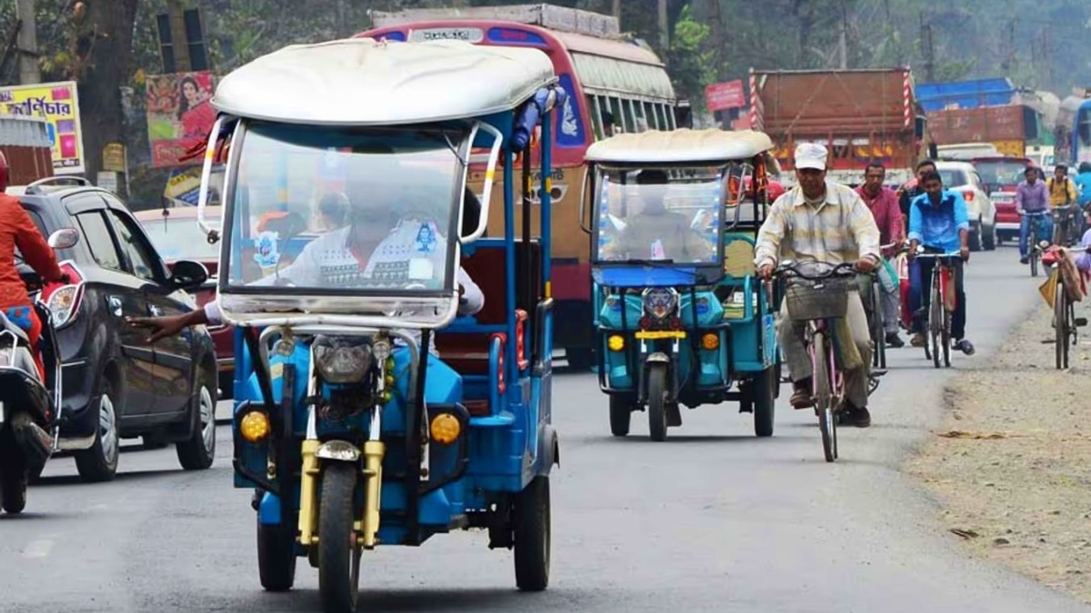 अब सड़क पर गाड़ी चलाते समय शॉर्ट्स या लुंगी पहनने की इजाजत नहीं होगी.(Photo: Representational)