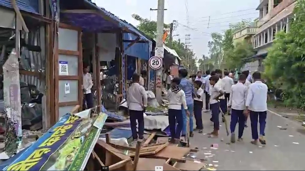 पश्चिम बंगाल के कैनिंग कस्बे में छात्रों ने स्कूल की जमीन टीएमसी नेताओं के कब्जे से खाली कराई. (Photo: ITG)