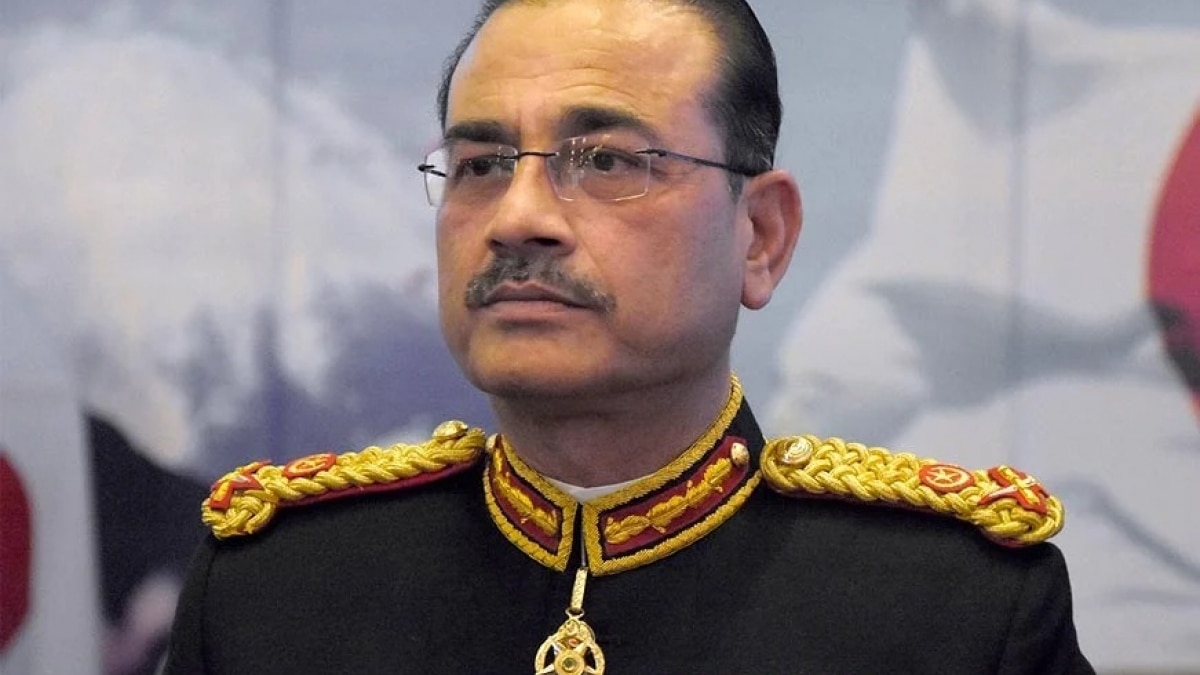 पत्रकार पेपे एस्कोबार (इनसेट) ने दावा किया कि इजरायल ने आसिम मुनीर को मारने की योजना बनाई थी. (Photo: File) 