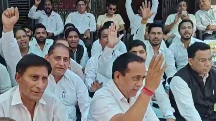 गाजियाबाद में वकीलों की हड़ताल (Photo: Screengrab)