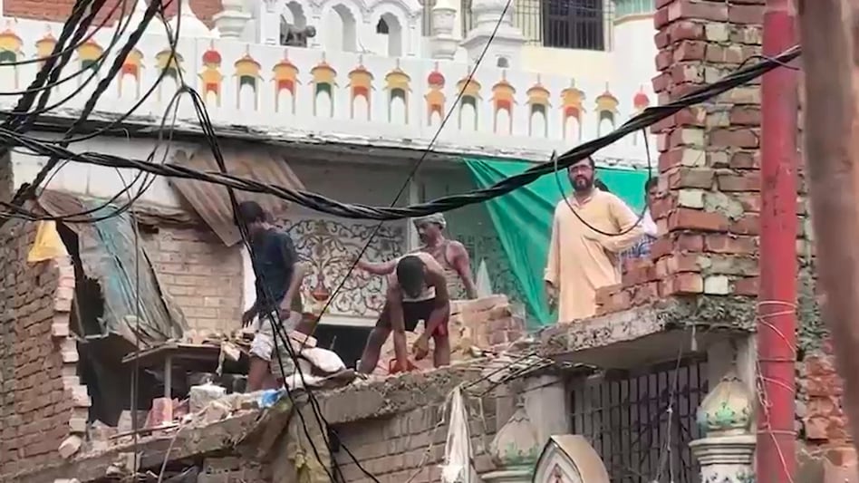 वाराणसी: दालमंडी में PWD की कार्रवाई तेज, मस्जिदों को खुद तोड़ रहे लोग - Varanasi Dalmandi Road Widening Mosque Demolition pwd action inside story lcly - AajTak