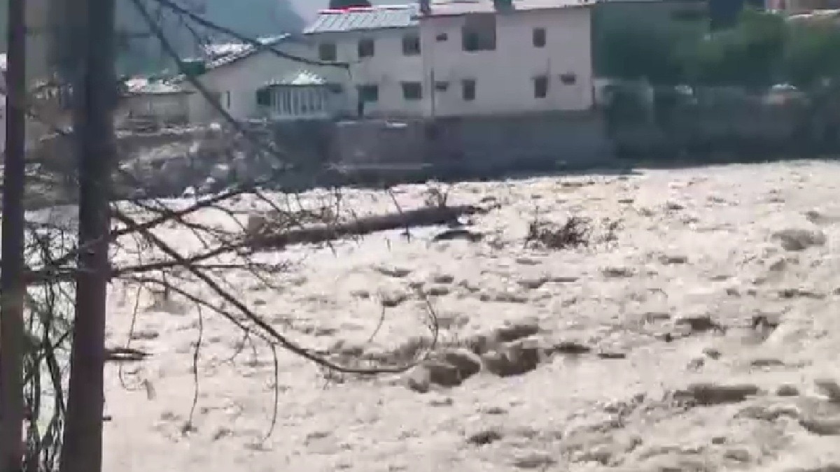 हर्षिल में पूरी रात जागकर नदी को ताक रहे लोग (Photo : itg)