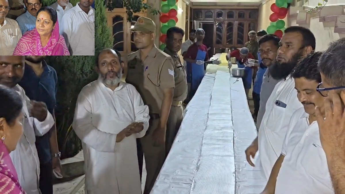 मुरादाबाद में सपा सांसद रुचि वीरा ने 53 फीट लंबा केक काटा (Photo- ITG)