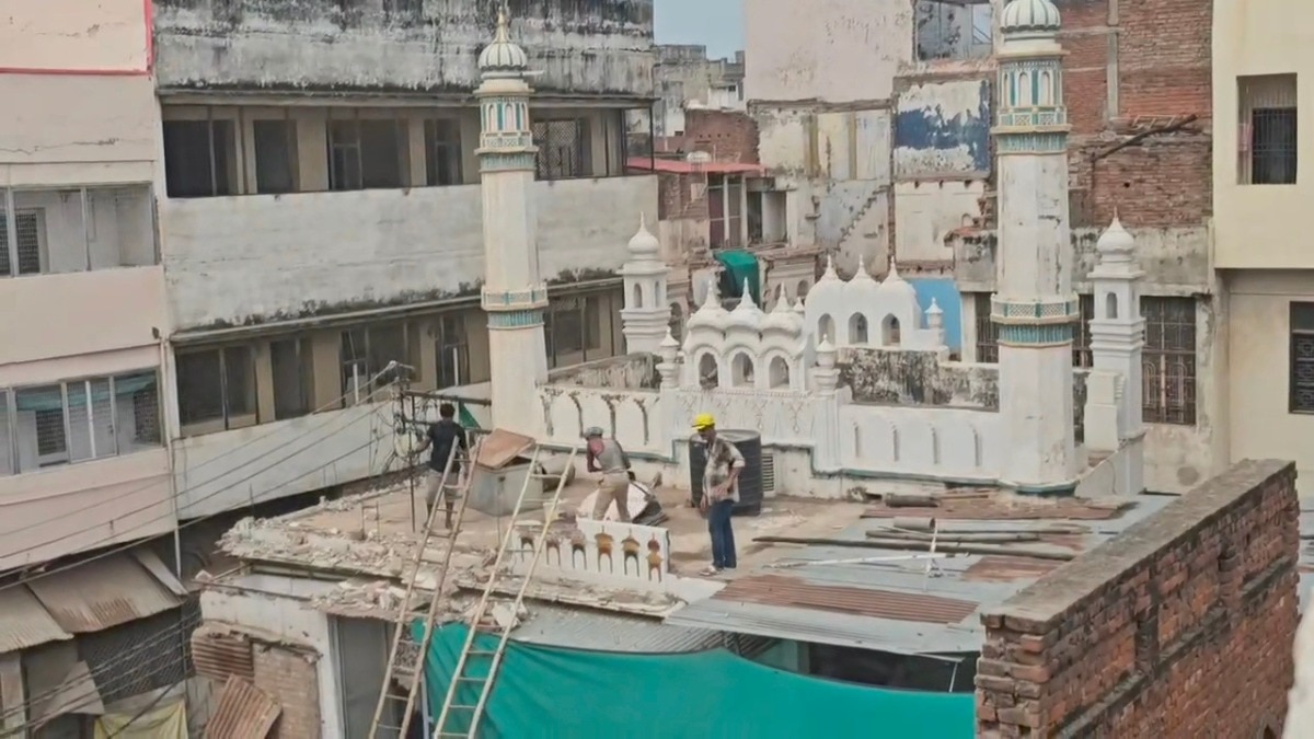 दालमंडी में सड़क चौड़ीकरण परियोजना के तहत मस्जिदों के प्रभावित हिस्सों को हटाने का काम शुरू किया गया (Photo: ITG)