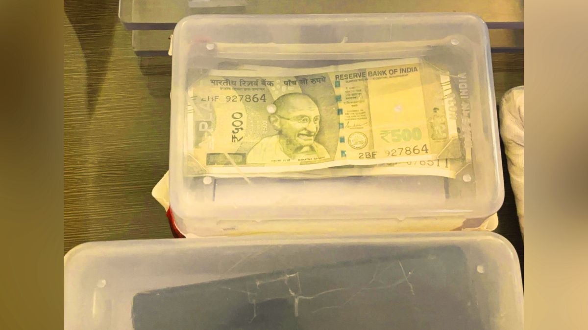 जीजा-साले प्रिंटर से छाप रहे थे नकली नोट. (Photo: ITG)