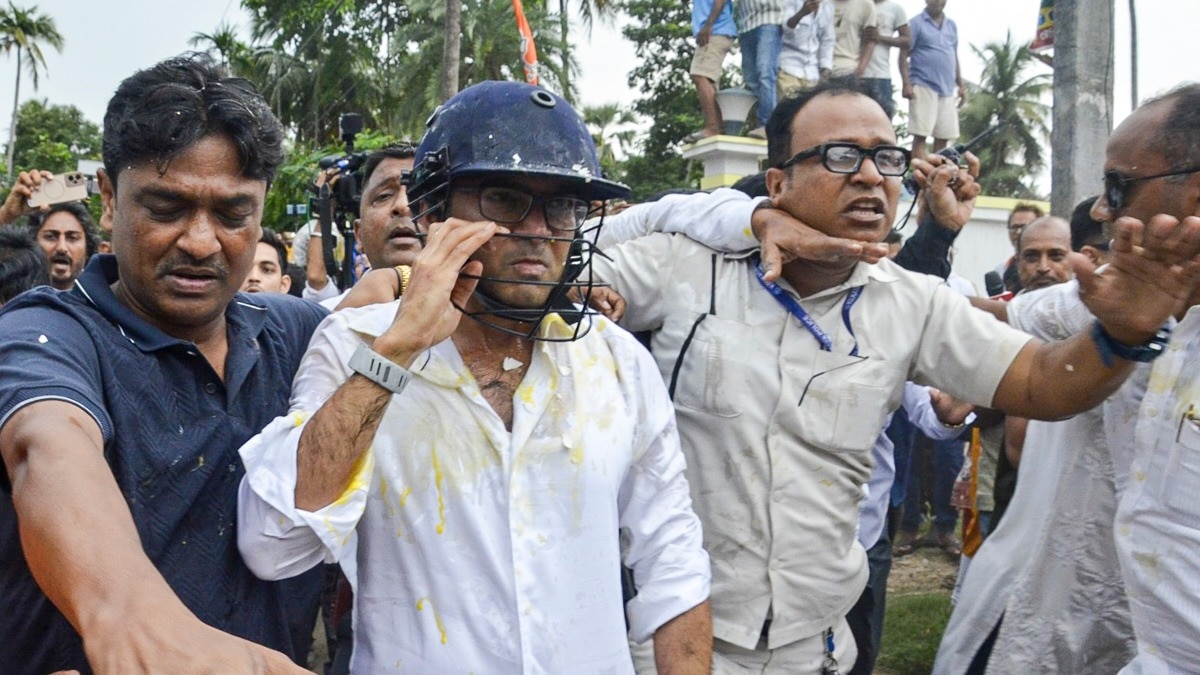TMC नेता पर अंड़े फेंकने की घटना पर हाईकोर्ट ने मांगी रिपोर्ट. (PTI)