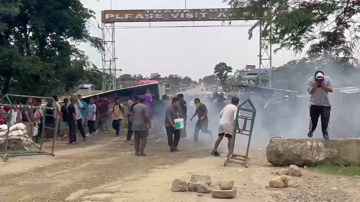 प्रदर्शनकारियों को हटाने के लिए सुरक्षा बलों ने छोड़े आंसू गैस के गोले (Photo:ITG)