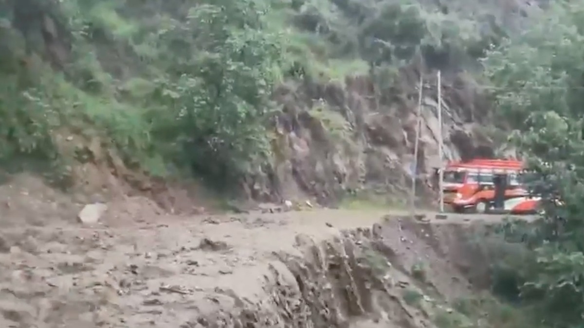 डोडा के भलेसा क्षेत्र में बादल फटने के बाद आई फ्लैश फ्लड से सड़कों पर मलबा और कीचड़ जमा हो गया (Photo: ITG)