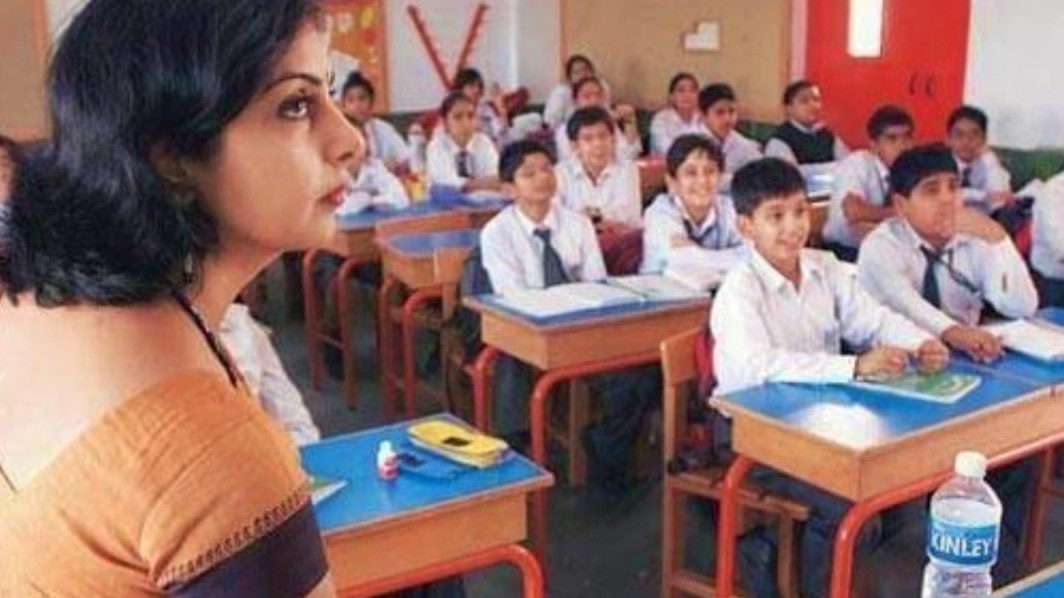 NIOS से 18 महीने कोर्स करने वाले शिक्षकों की नौकरी पर संकट. 