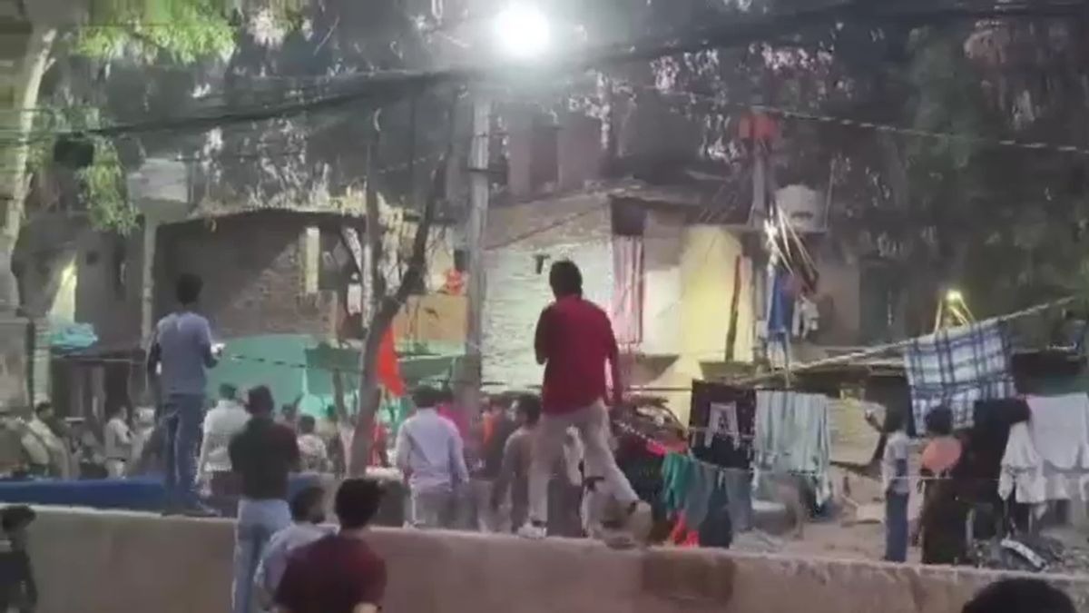 हनुमान चालीसा पाठ के बीच लगे पथराव के आरोप. (Photo: Screengrab)