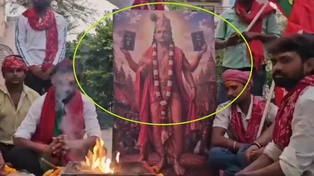 अखिलेश की इसी पोस्टर पर विवाद हो गया. Photo Social Media