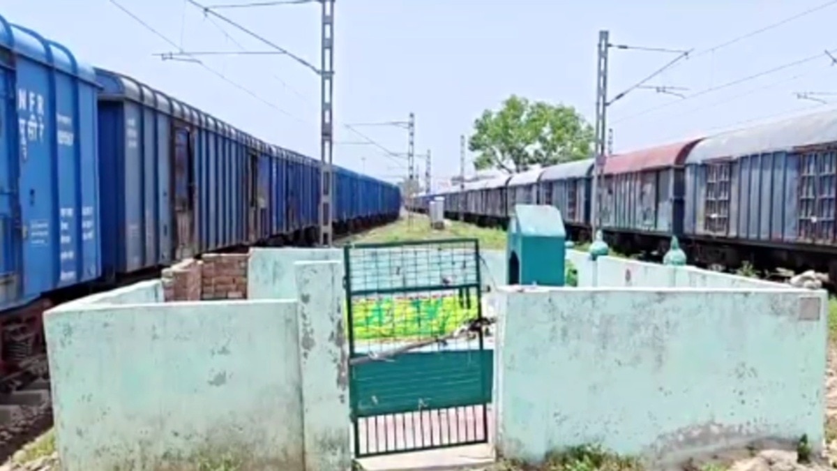 विकास कार्य में बाधक बनी मजार को प्रशासन ने हटाया.(Photo:ITG)