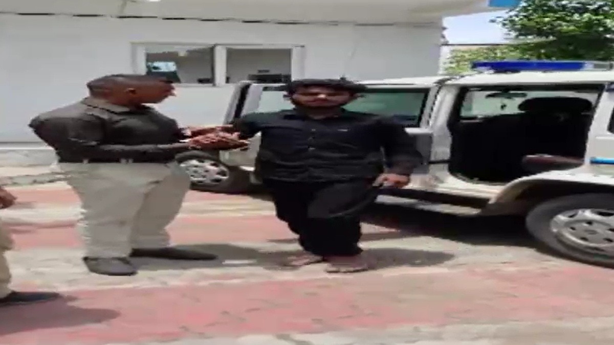 रेलवे ट्रैक के पास महिला के कपड़ों में मिला शव.  (Photo: Screengrab)