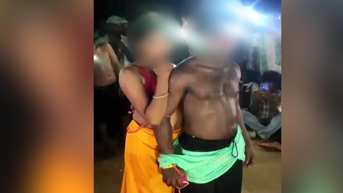 विवाहिता और युवक को अर्धनग्न कर गांव में घुमाया. (Photo: Screengrab)