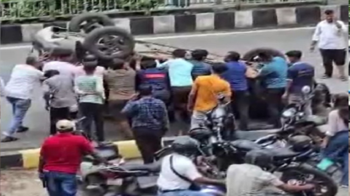 तेज रफ्तार कार ने ऑटो को मारी टक्कर.  (Photo: Screengrab)