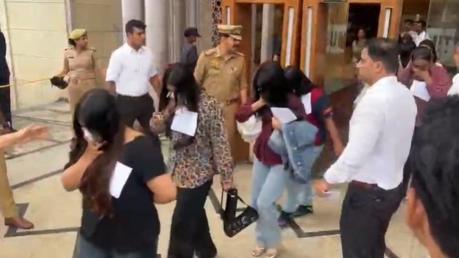 दो ऑपरेशन मैनेजर गिरफ्तार.(Photo: Screengrab)