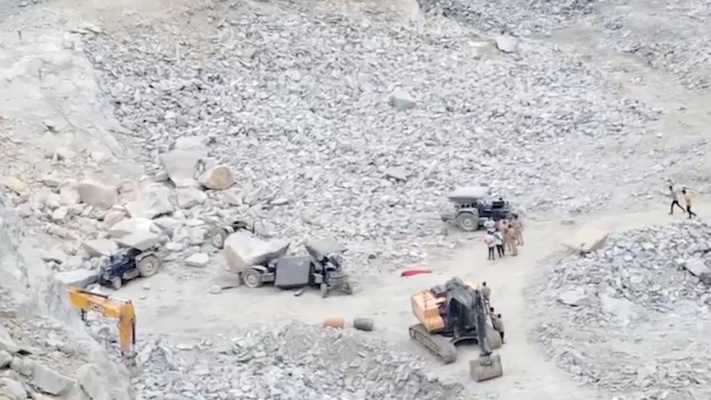 पत्थर क्रशर यूनिट में काम कर रहे मजदूरों पर गिरी 40 फीट ऊंचाई से चट्टान (Photo: ITG)