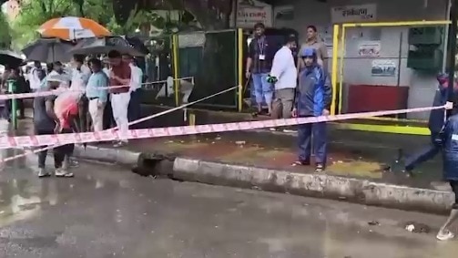 बारिश के दौरान जलभराव के बीच हादसा