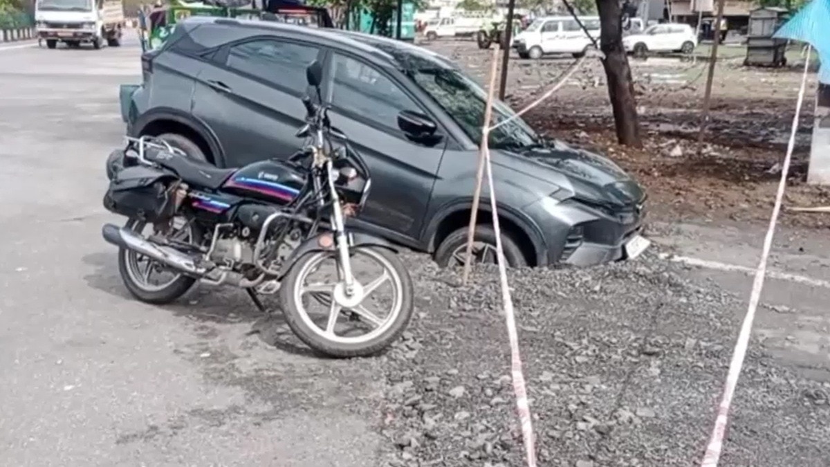 कार मालिक ने इंश्योरेंस क्लेम का किया इंतजार. (Photo: Screengrab)