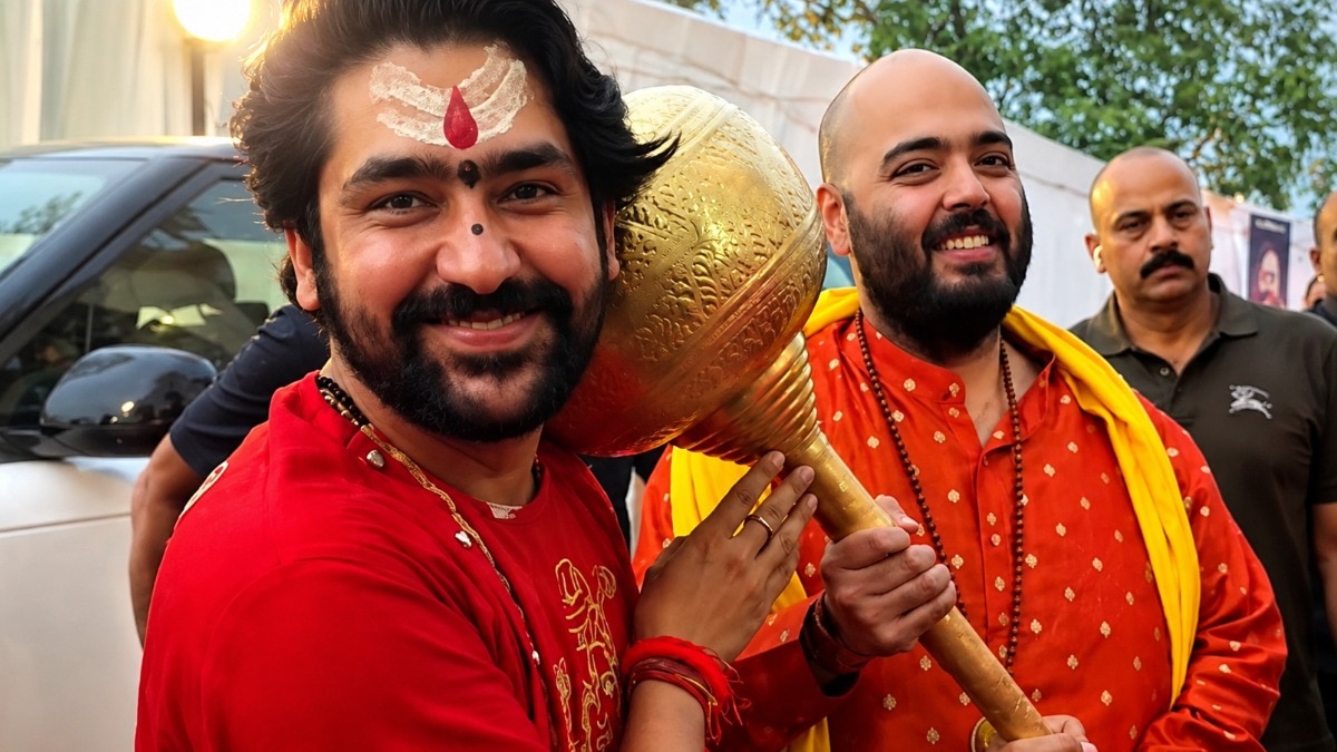 अनंत अंबानी को धीरेंद्र शास्त्री के साथ हाथ में गदा थामे हुए भी देखा गया. (Photo: PTI)