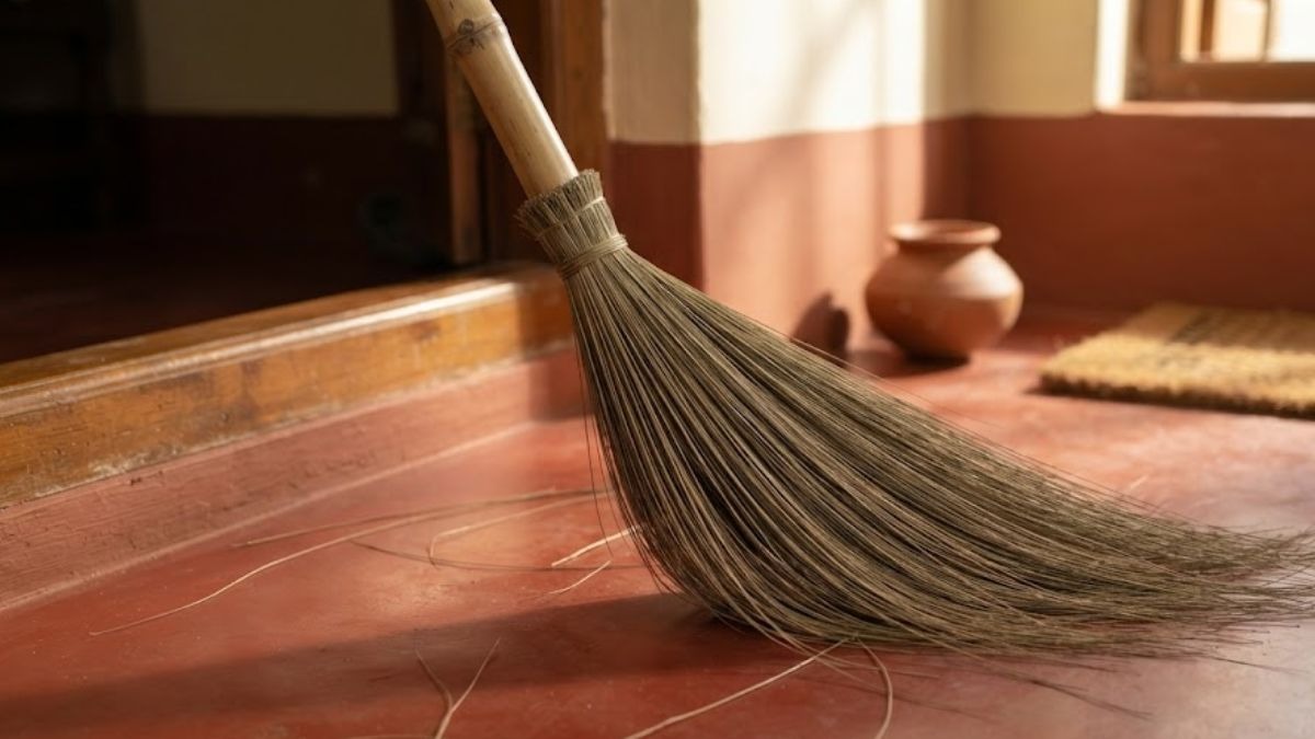 झाड़ू का सही रखरखाव घर में सकारात्मक ऊर्जा और समृद्धि लाता है, जबकि इसका अपमान कंगाली को न्योता देता है. 