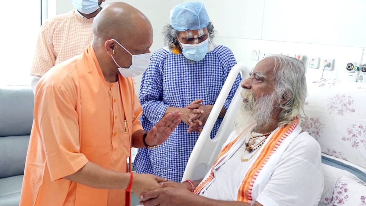 मुख्यमंत्री योगी आदित्यनाथ स्वयं अस्पताल पहुंचे और महंत नृत्य गोपाल दास महाराज का हालचाल जाना. (Photo: X/@myogiadityanath)