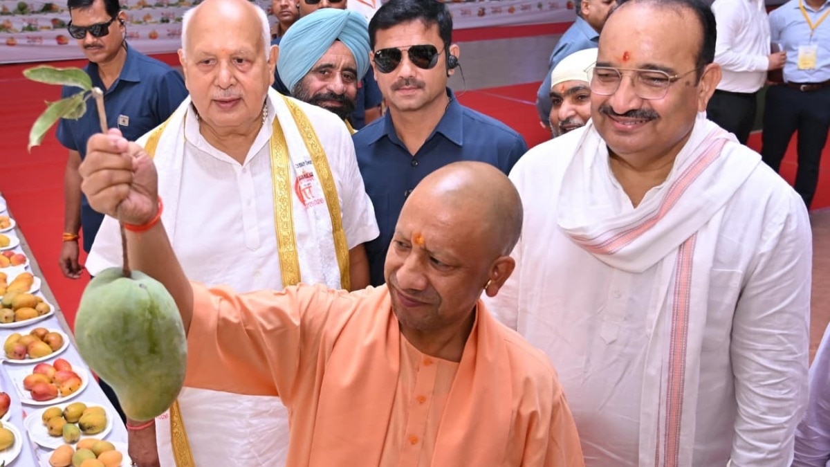 सीएम योगी ने आम की कई वैराइटी चेक की (Photo- X)
