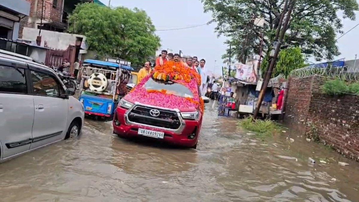 बीजेपी नेता के काफिले से TET परीक्षार्थी परेशान (Photo- ITG)