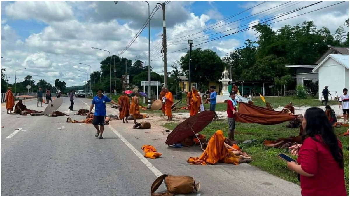 A pickup truck ran over a group of Buddhist monks in Mukdahan, Thailand