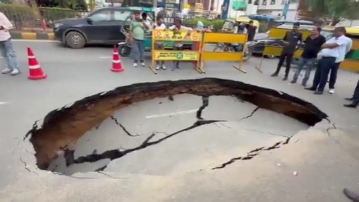 ट्रैफिक किया गया डायवर्ट.(Photo: Screengrab)