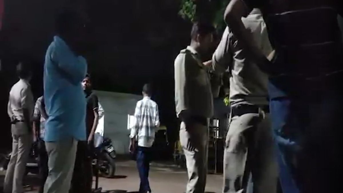 रात के वक्त पत्थरबाजी से सहम गए छात्र. (Photo: Screengrab)