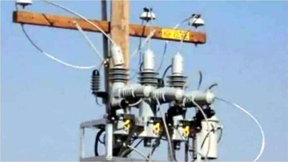 ट्रांसफॉर्मर के पास फिसलकर गिरी महिला. (Photo: Representational)