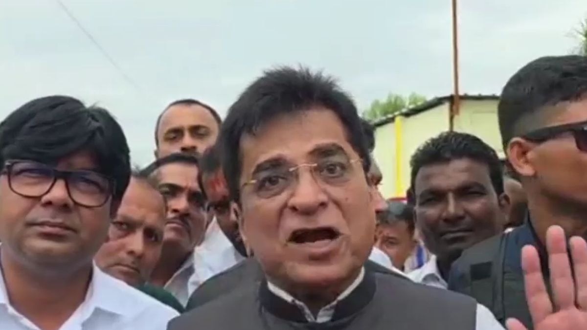 पुलिस के साथ स्कूल पहुंचे भाजपा नेता किरीट सोमैया. (Photo: Screengrab)