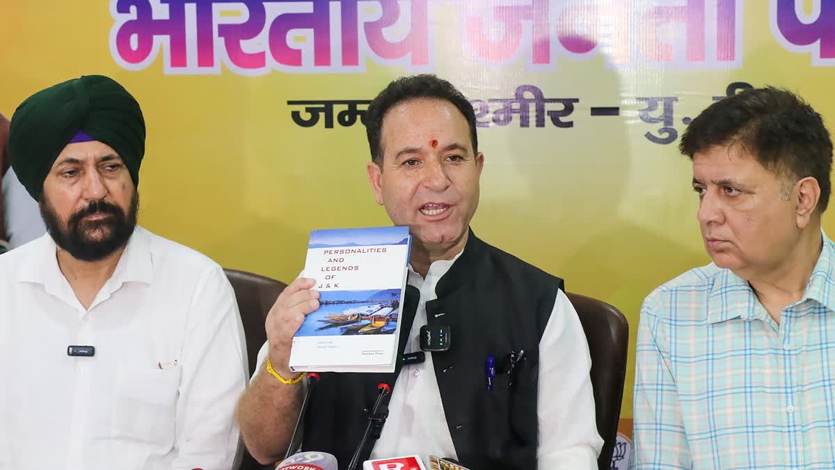 जम्मू-कश्मीर विधानसभा में विपक्ष के नेता और बीजेपी विधायक सुनील शर्मा जम्मू पार्टी मुख्यालय में प्रेस कॉन्फ्रेंस के दौरान. (Photo: PTI)