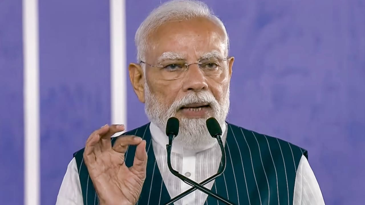 'सुन रहे हो न, विनोद', गुजरात में पीएम मोदी ने बोला वायरल डायलॉग, गूंज उठे ठहाके