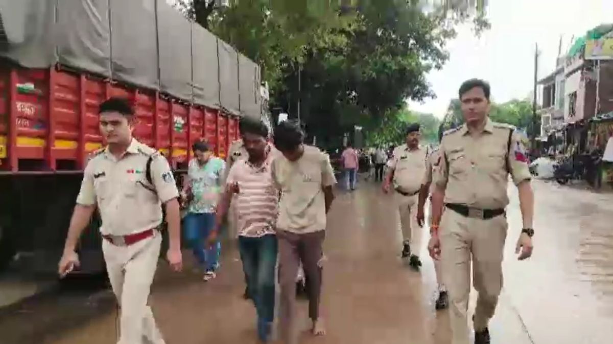 किडनैप करने वालों की पुलिस ने निकाली परेड. (Photo: Screengrab)
