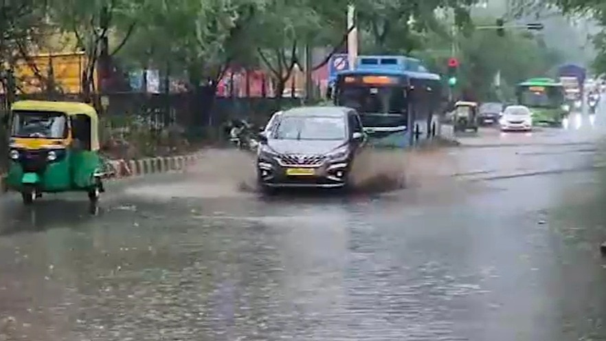 दिल्ली में बारिश से मौसम हुआ सुहावना. (Photo: Screengrabs)