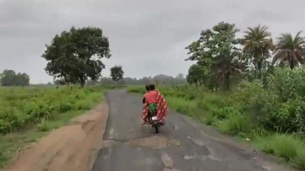 बाइक पर ले जाना पड़ा पत्नी का शव. (Photo: Screengrab)
