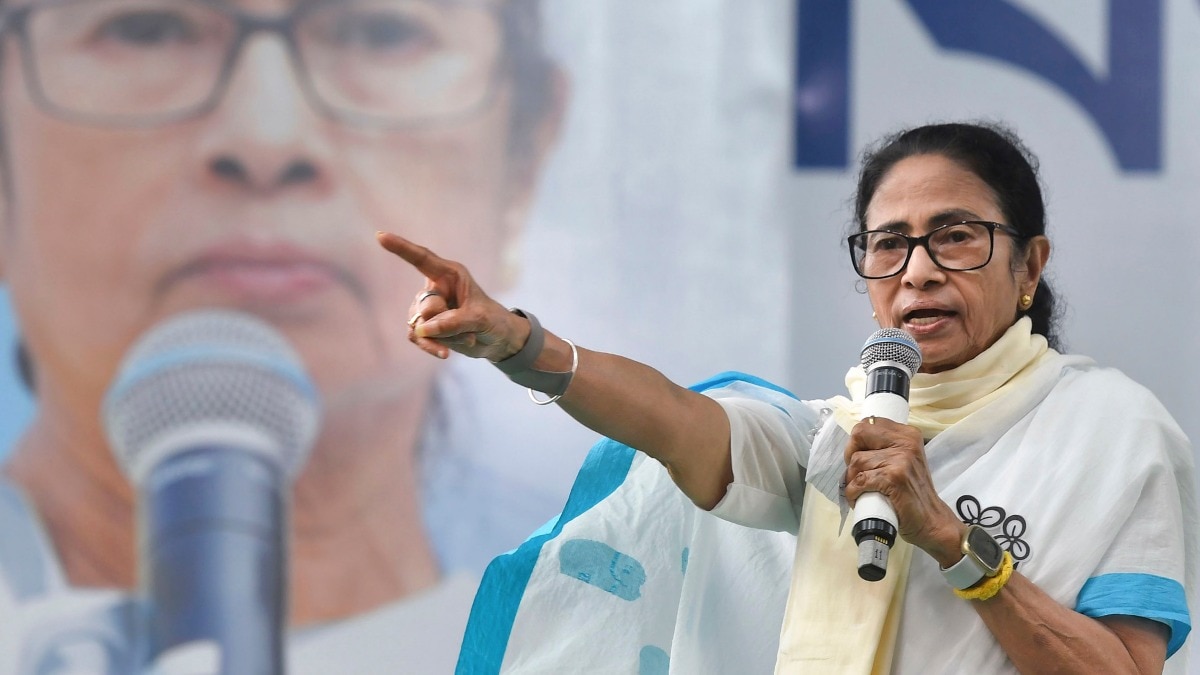 ममता बनर्जी और बागी गुट कल चुनाव आयोग के सामने दावा पेश करेंगे. (Photo- PTI)