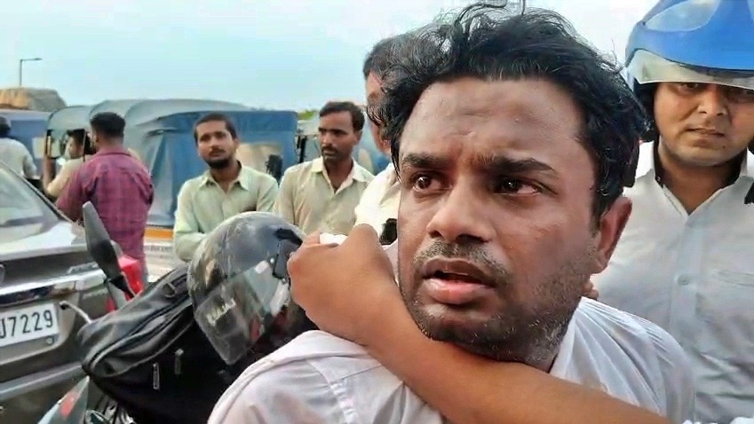 भीड़ ने आरोपी को पकड़कर पुलिस को सौंपा (Photo- ITG)