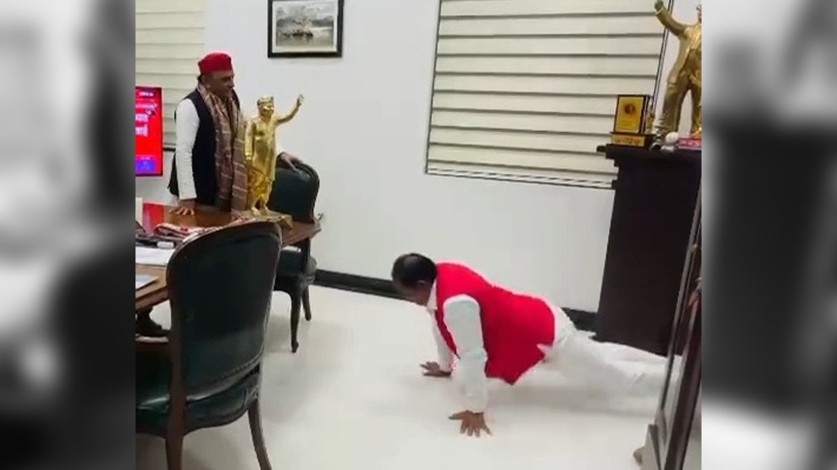 अखिलेश यादव के सामने पुशअप लगाते कन्हैया यादव (Photo ITG)