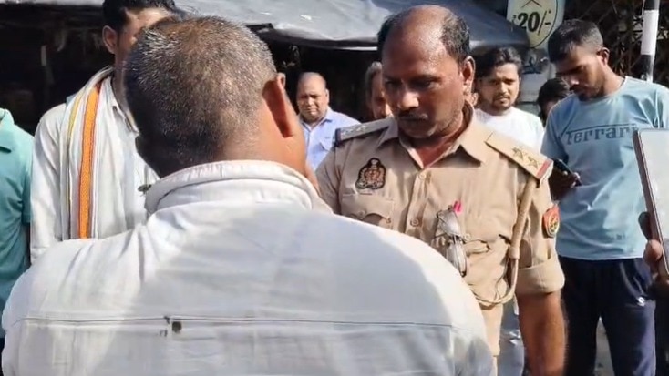 हमीरपुर में ट्रक ड्राइवर ने दारोगा को रंगेहाथ पकड़ा (Photo- Screengrab)