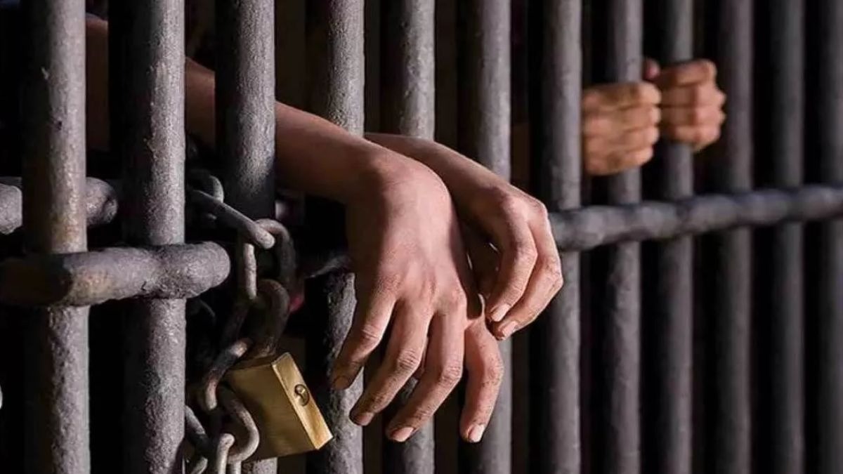 ड्रग तस्करी को लेकर जेल बनी रणभूमि, कैदियों ने छीनी बंदूकें, सरकार ने बैठाई स्पेशल जांच. (Symbolic Photo)
